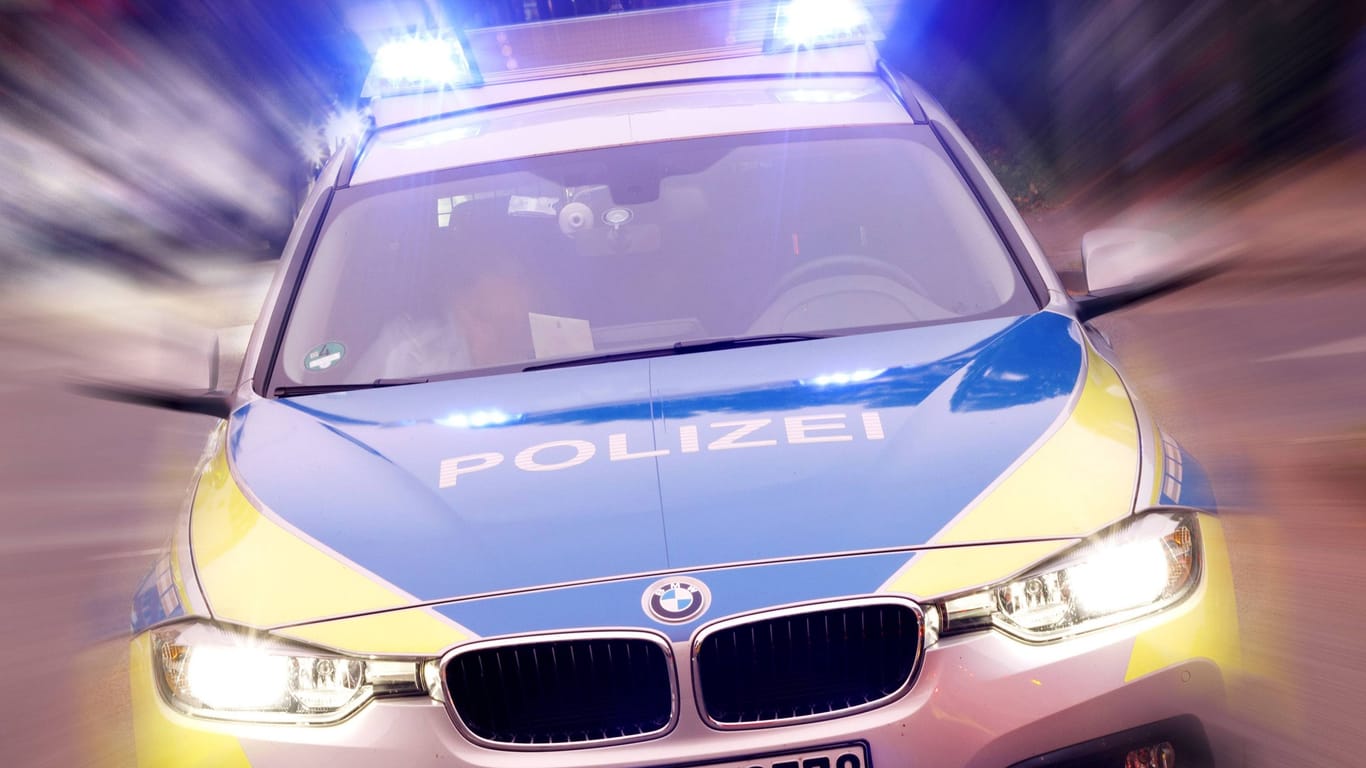 Polizeiauto im Einsatz (Symbolbild): Ein achtjähriger und siebenjähriger Junge sind nicht im Hort aufgetaucht und versetzten die Polizei in Alarmbereitschaft.