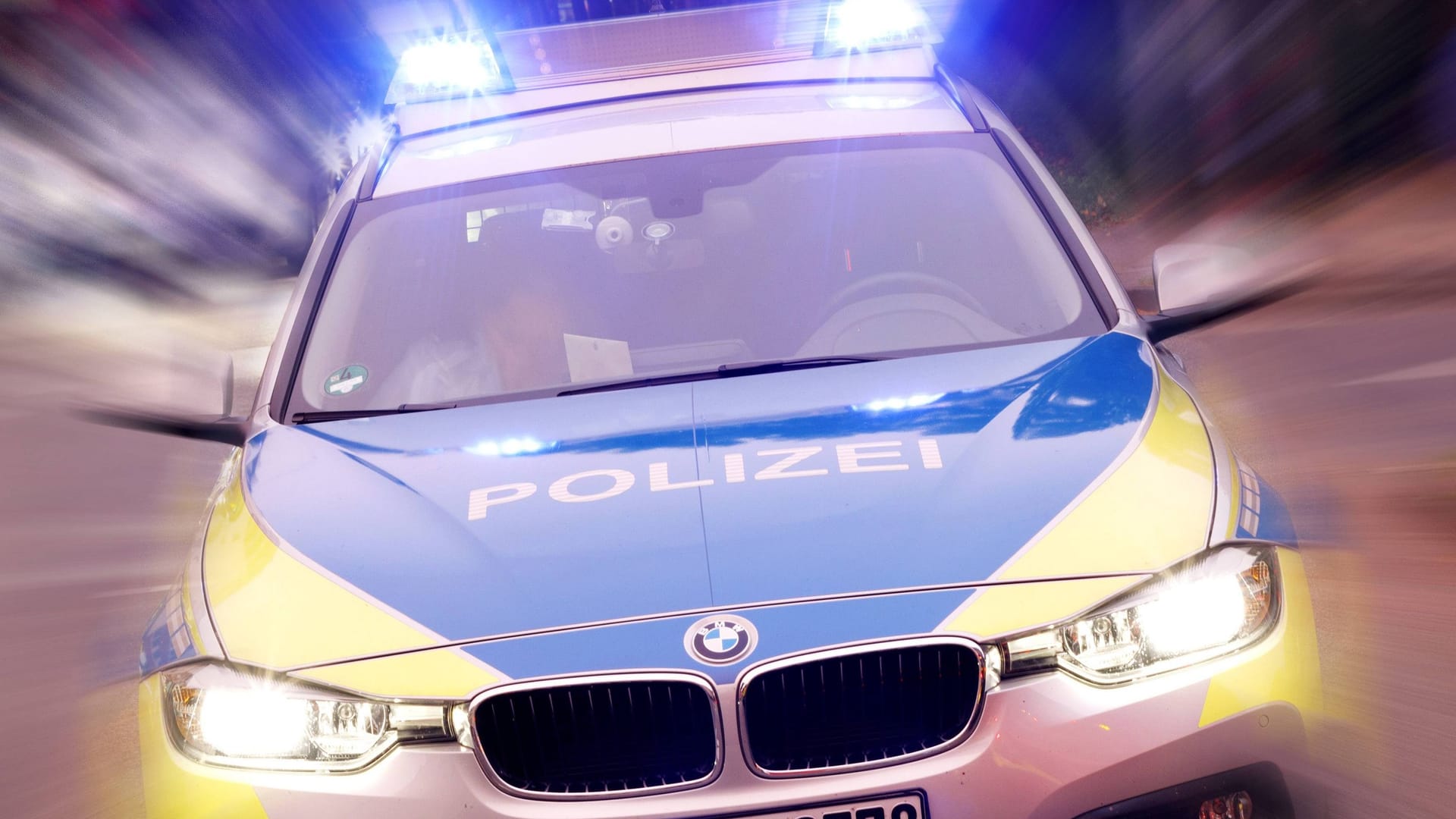 Polizeiauto im Einsatz (Symbolbild): Ein achtjähriger und siebenjähriger Junge sind nicht im Hort aufgetaucht und versetzten die Polizei in Alarmbereitschaft. Polizeiauto im Einsatz (Symbolbild): Ein achtjähriger und siebenjähriger Junge sind nicht im Hort aufgetaucht und versetzten die Polizei in Alarmbereitschaft.