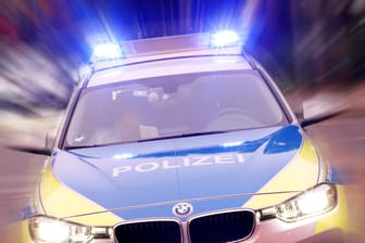Polizeiauto im Einsatz (Symbolbild): Ein achtjΓ€hriger und siebenjΓ€hriger Junge sind nicht im Hort aufgetaucht und versetzten die Polizei in Alarmbereitschaft. Polizeiauto im Einsatz (Symbolbild): Ein achtjΓ€hriger und siebenjΓ€hriger Junge sind nicht im Hort aufgetaucht und versetzten die Polizei in Alarmbereitschaft.