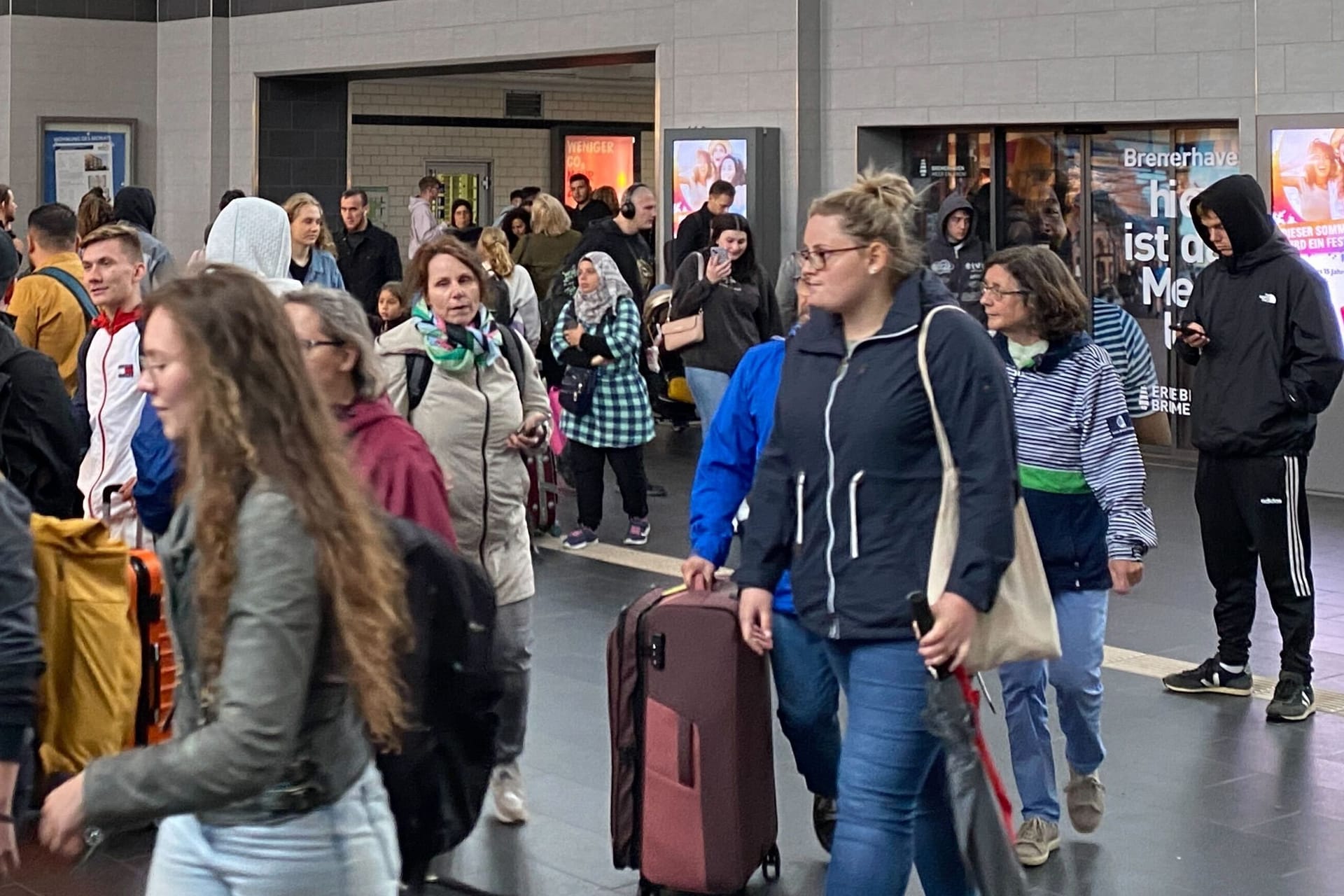 Bahnreisende im Bahnhof Bremerhaven: Die Strecke nach Bremen ist aktuell gesperrt.