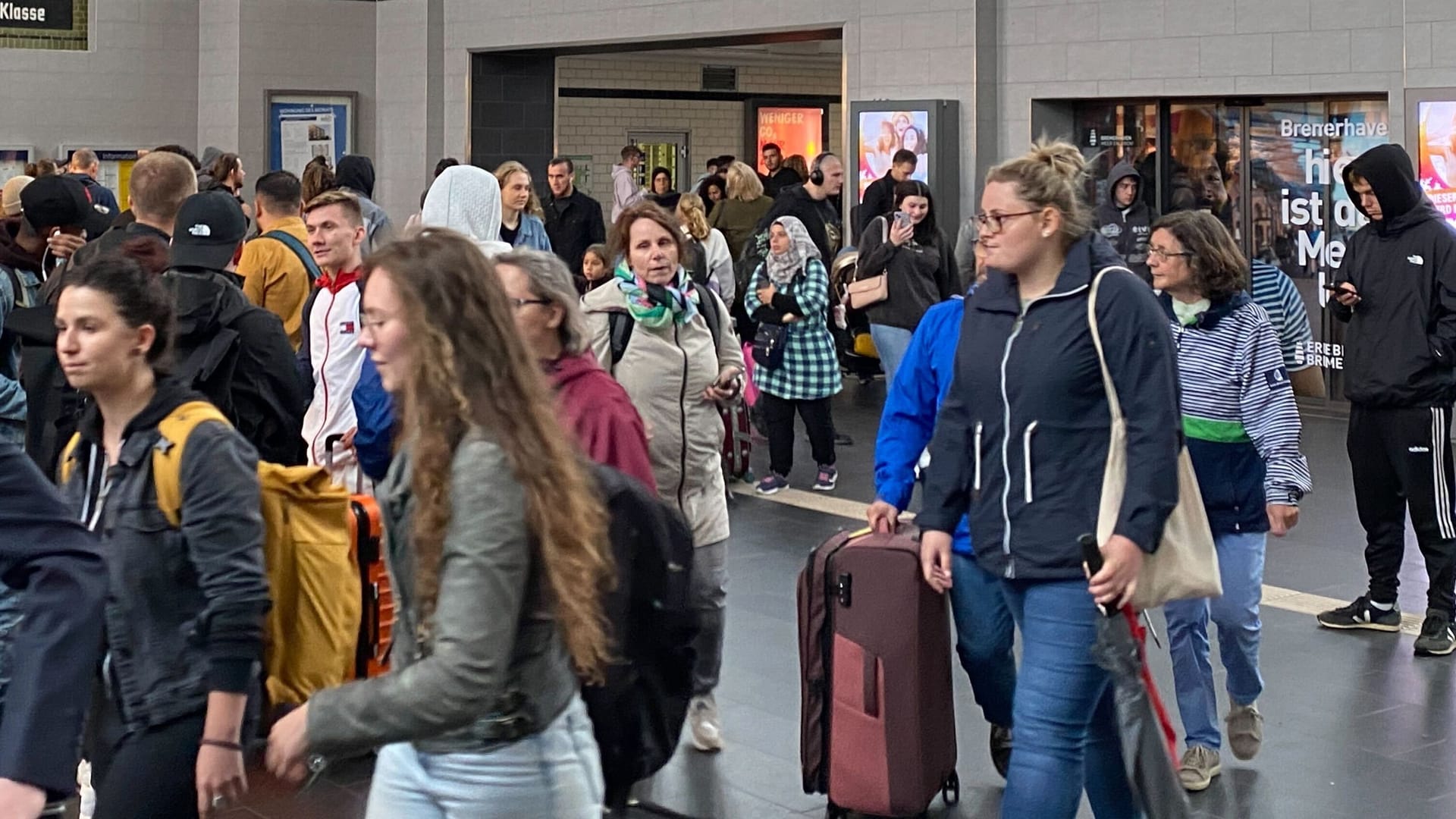 Bahnreisende im Bahnhof Bremerhaven: Die Strecke nach Bremen ist aktuell gesperrt.