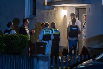 Polizei und Spurensicherung am Tatort: In Langweid hat ein Mann am Freitag drei seiner Nachbarn getötet.