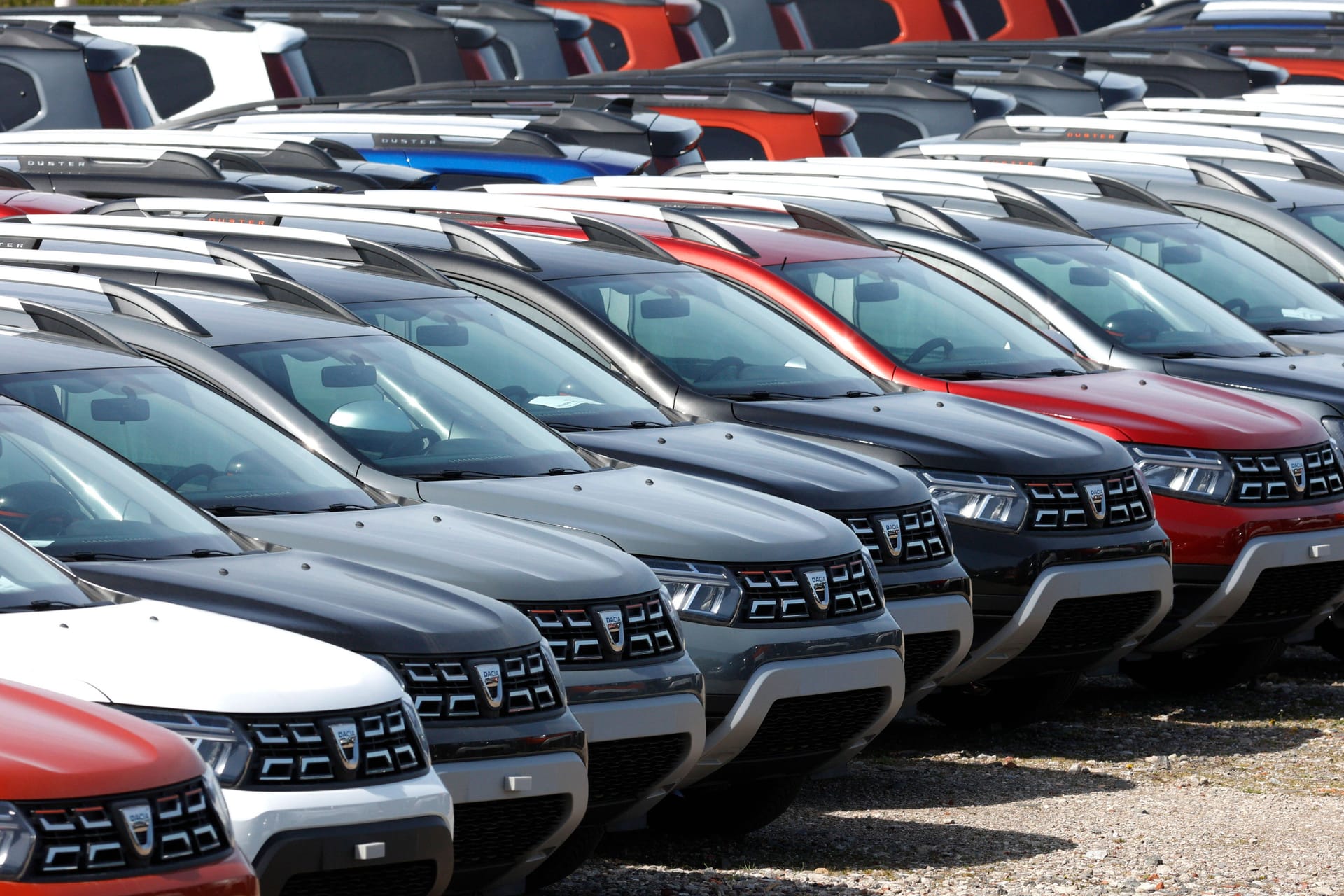 Neuwagen auf einer Verkaufsfläche (Symbolbild): Hersteller fokussieren sich zunehmend auf ihr Premiumangebot.