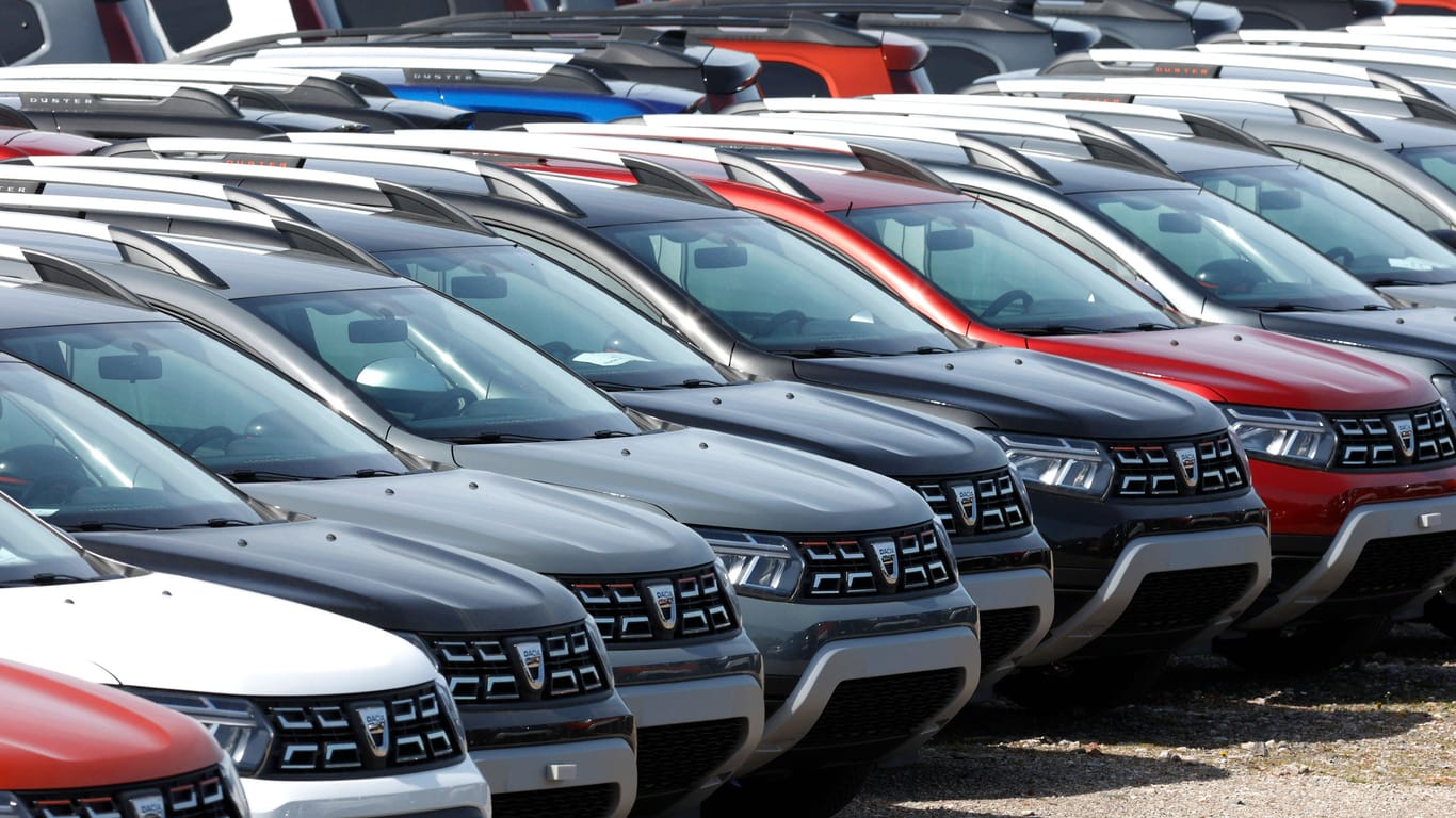 Neuwagen auf einer Verkaufsfläche (Symbolbild): Hersteller fokussieren sich zunehmend auf ihr Premiumangebot.