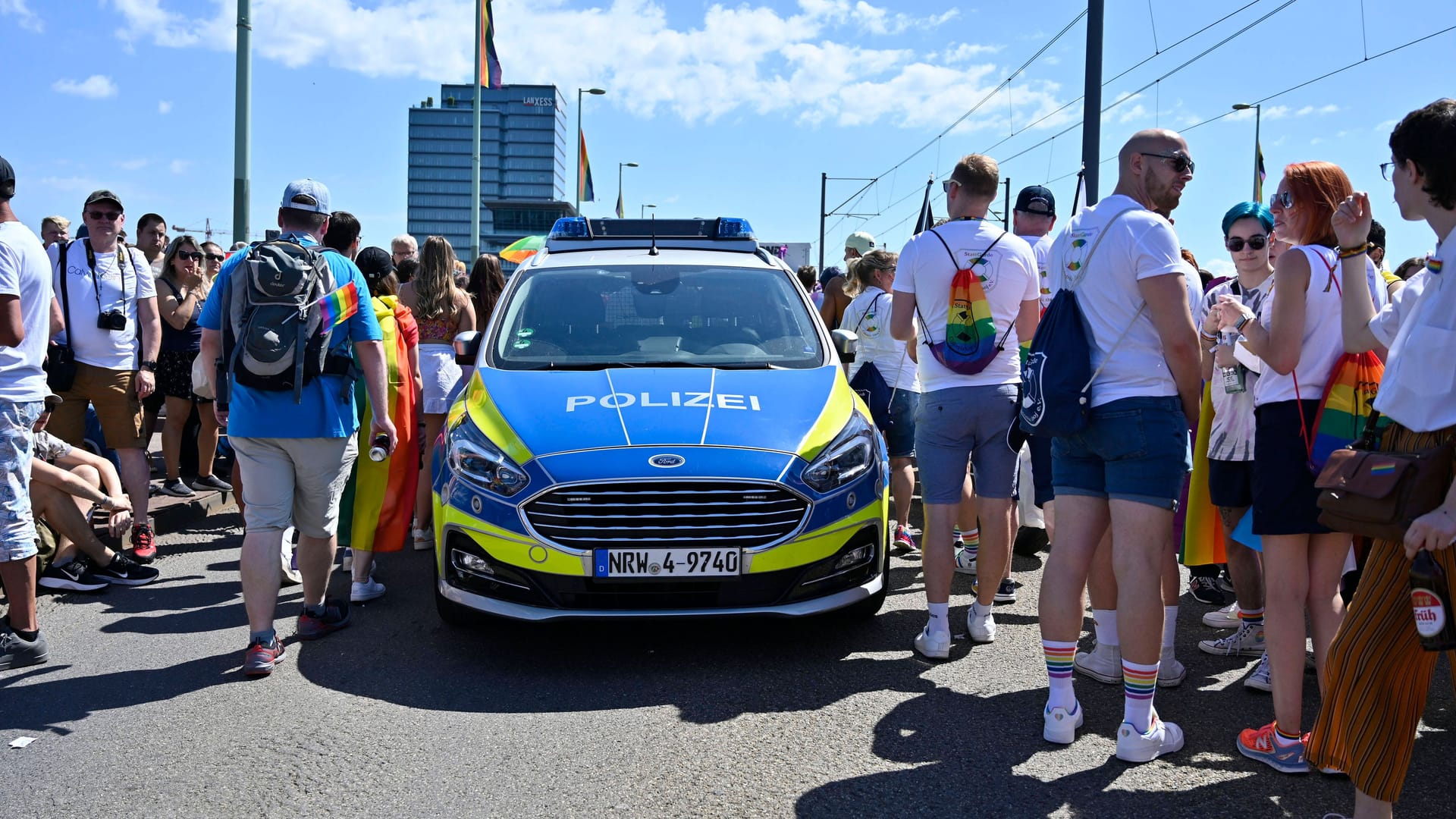 Die Parade des Christopher Street Days im vergangenen Jahr (Archivbild): Die Polizei Köln wird mit mehreren hundert Einsatzkräften vor Ort sein.