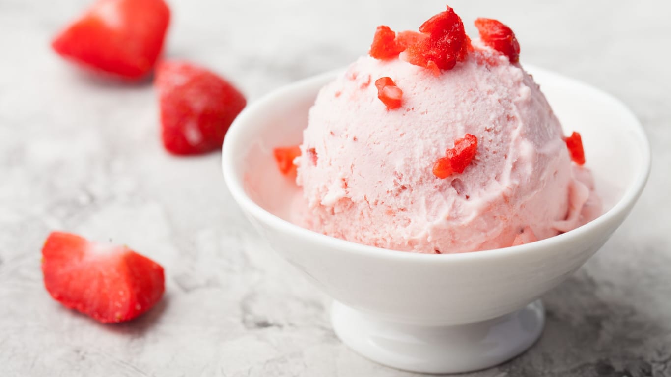 Ein Erdbeer-Joghurt-Eis erfrischt nicht nur an heißen Tagen, sondern liegt auch noch gut im Magen.