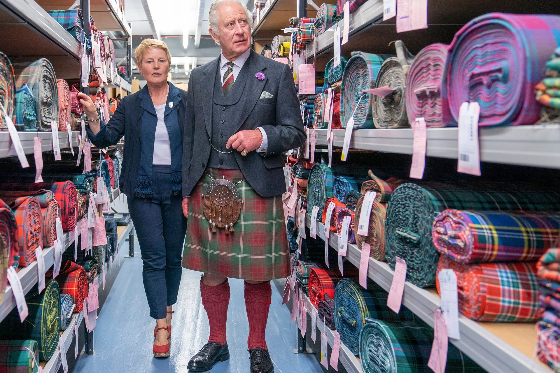 Charles in Schottenrock: In dem Look besichtigte er eine Fabrik in Schottland.