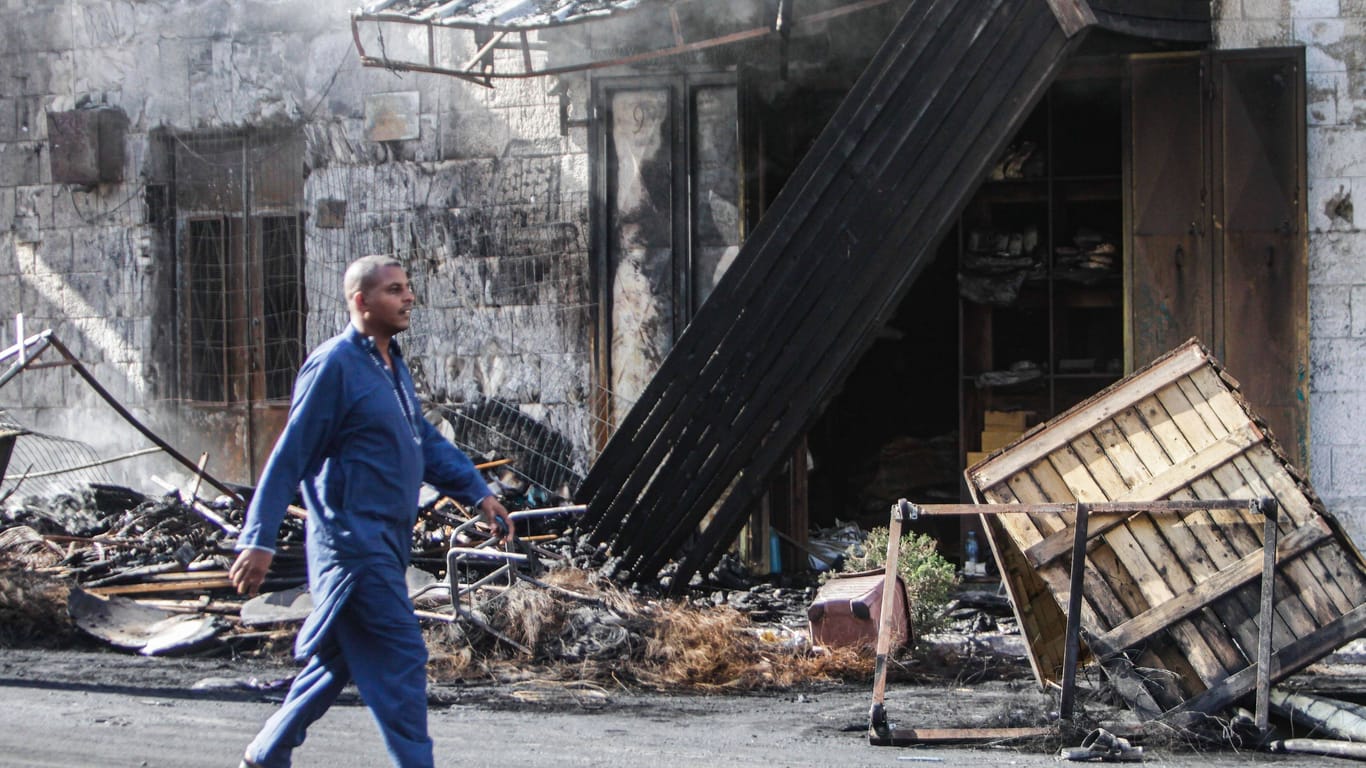Ein Mann läuft an ausgebrannten Läden im Flüchtlingslager Dschenin vorbei: Das Lager, in dem seit den 1950er Jahren vertriebene Palästinenser leben, ist ein Brennpunkt der israelisch-palästinensischen Gewalt.
