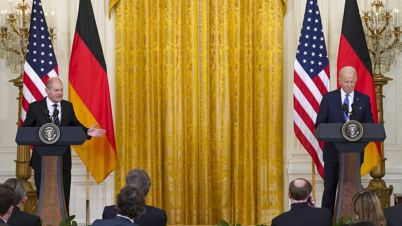Scholz-Besuch im Weißen Haus (2022): Die Flaggen befinden sich auf gleicher Höhe.