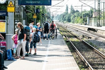 Bahnhof in Elmshorn (Symbolbild): Hier fuhr ein Zug ab, ohne dass alle Passagiere eingestiegen waren.
