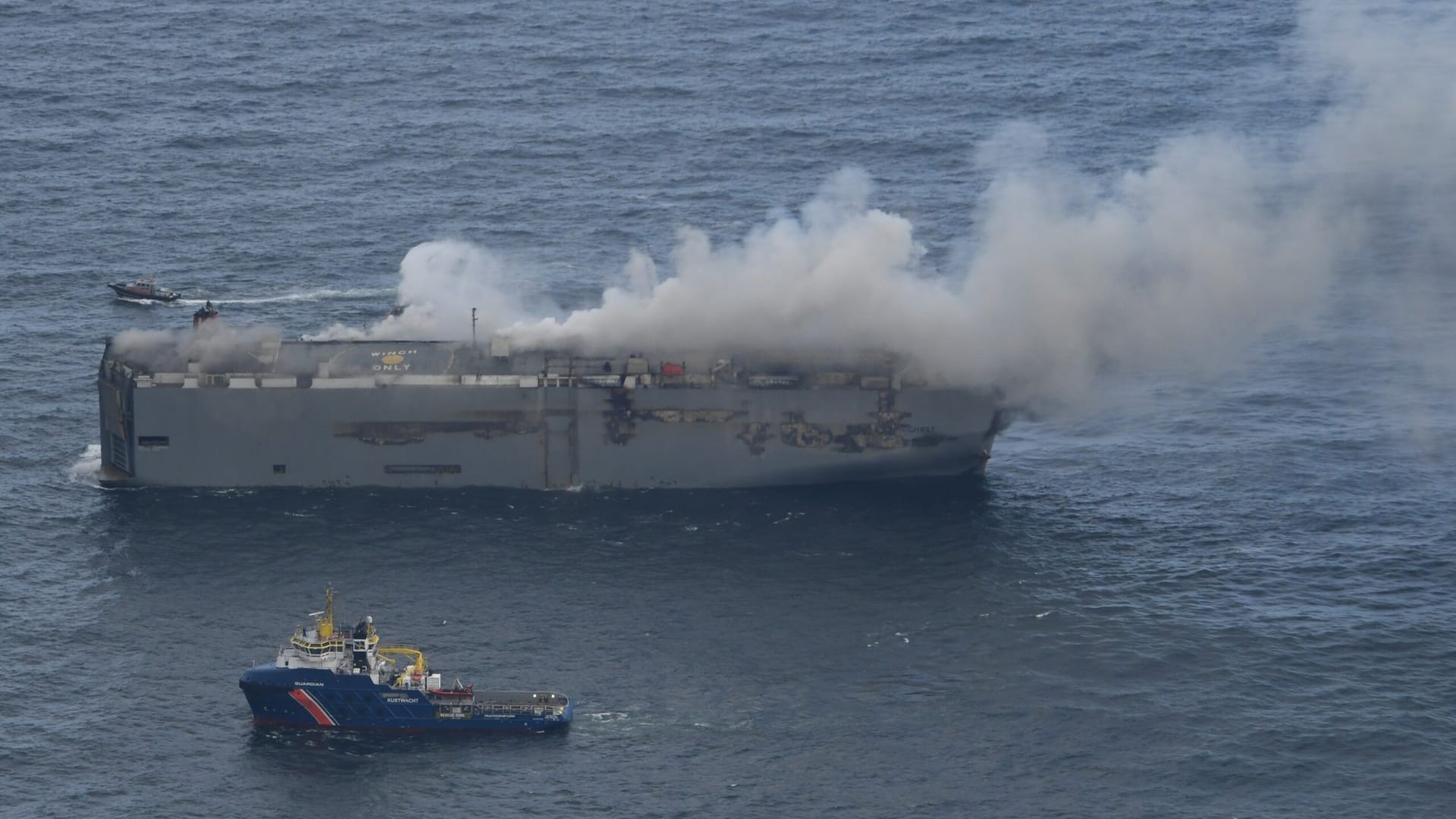 Rauch steigt von der "Fremantle Highway" auf: Auf dem Frachter war in der Nacht zum Mittwoch ein Brand ausgebrochen.