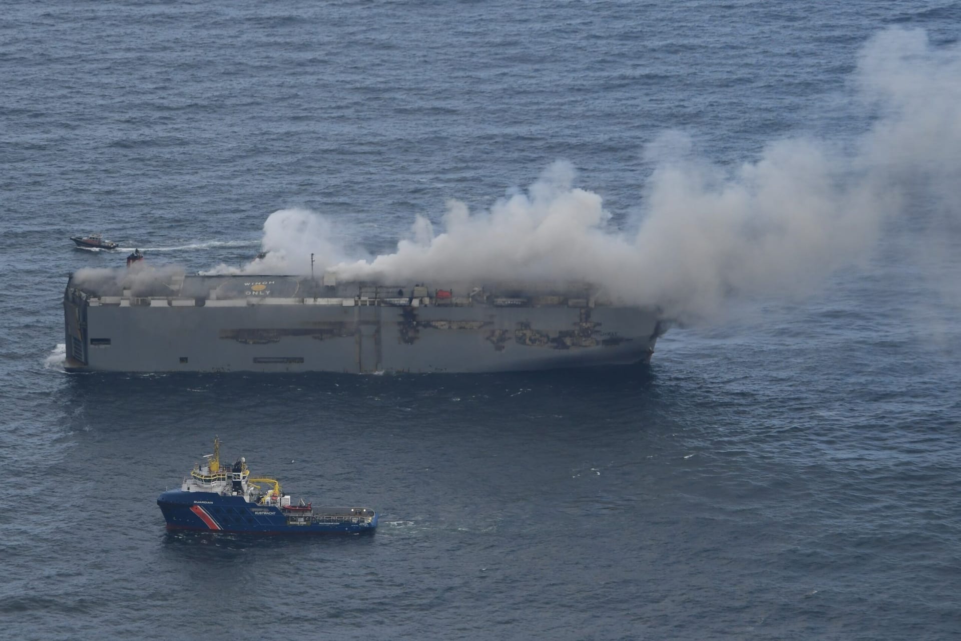 Rauch steigt von der "Fremantle Highway" auf: Auf dem Frachter war in der Nacht zum Mittwoch ein Brand ausgebrochen.