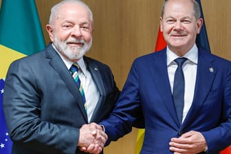 Luiz Inacio Lula da Silva (l.), Präsident von Brasilien, und Kanzler Olaf Scholz während eines Treffens am Rande des EU-Gipfels mit Staaten aus Karibik und Lateinamerika.