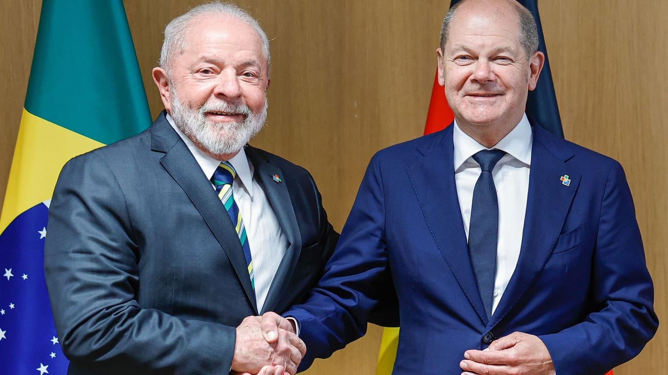 Luiz Inacio Lula da Silva (l.), Präsident von Brasilien, und Kanzler Olaf Scholz während eines Treffens am Rande des EU-Gipfels mit Staaten aus Karibik und Lateinamerika.