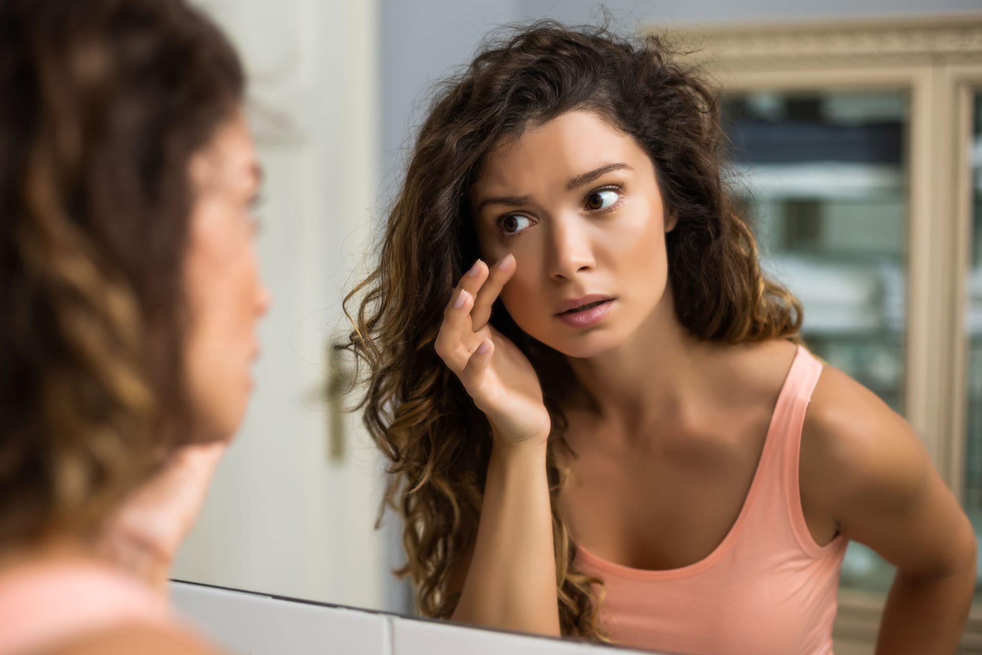 Verquollene Augen machen einen müden Blick. Zum Glück gibt es Hausmittel, die dagegen helfen.