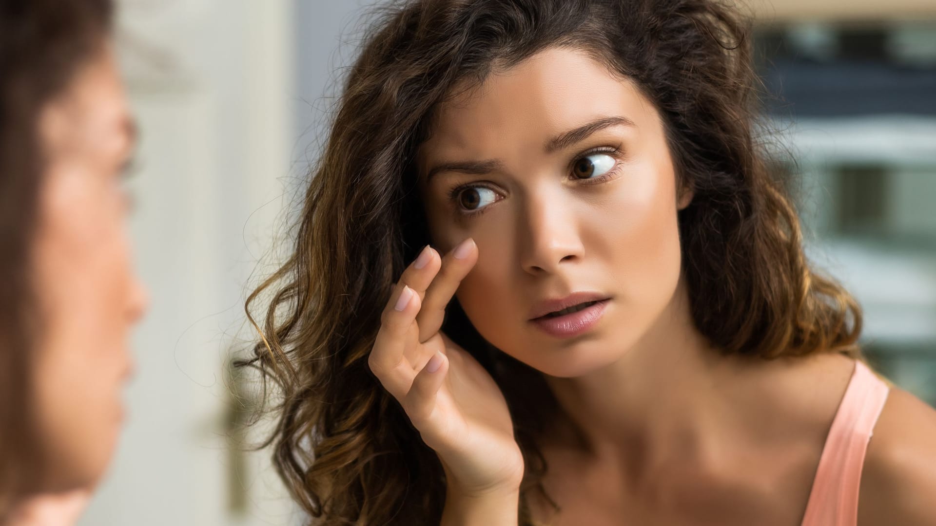 Verquollene Augen machen einen müden Blick. Zum Glück gibt es Hausmittel, die dagegen helfen.