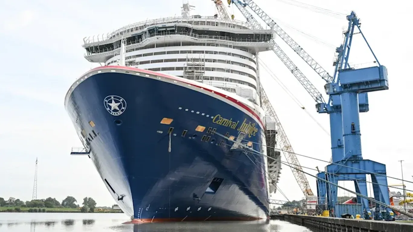 Die "Carnival Jubilee" liegt im Hafen der Werft.