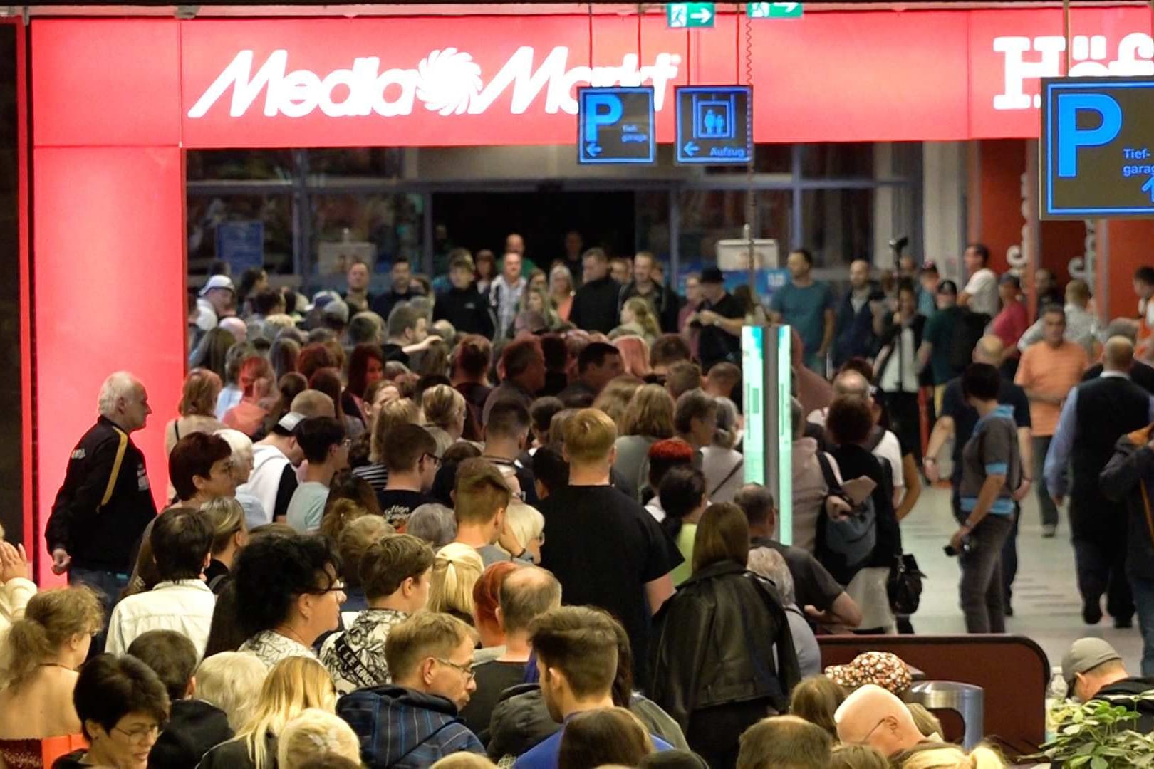 Sänger Roland Kaiser lockt Fanscharen zu einer Autogrammstunde in Dresden.