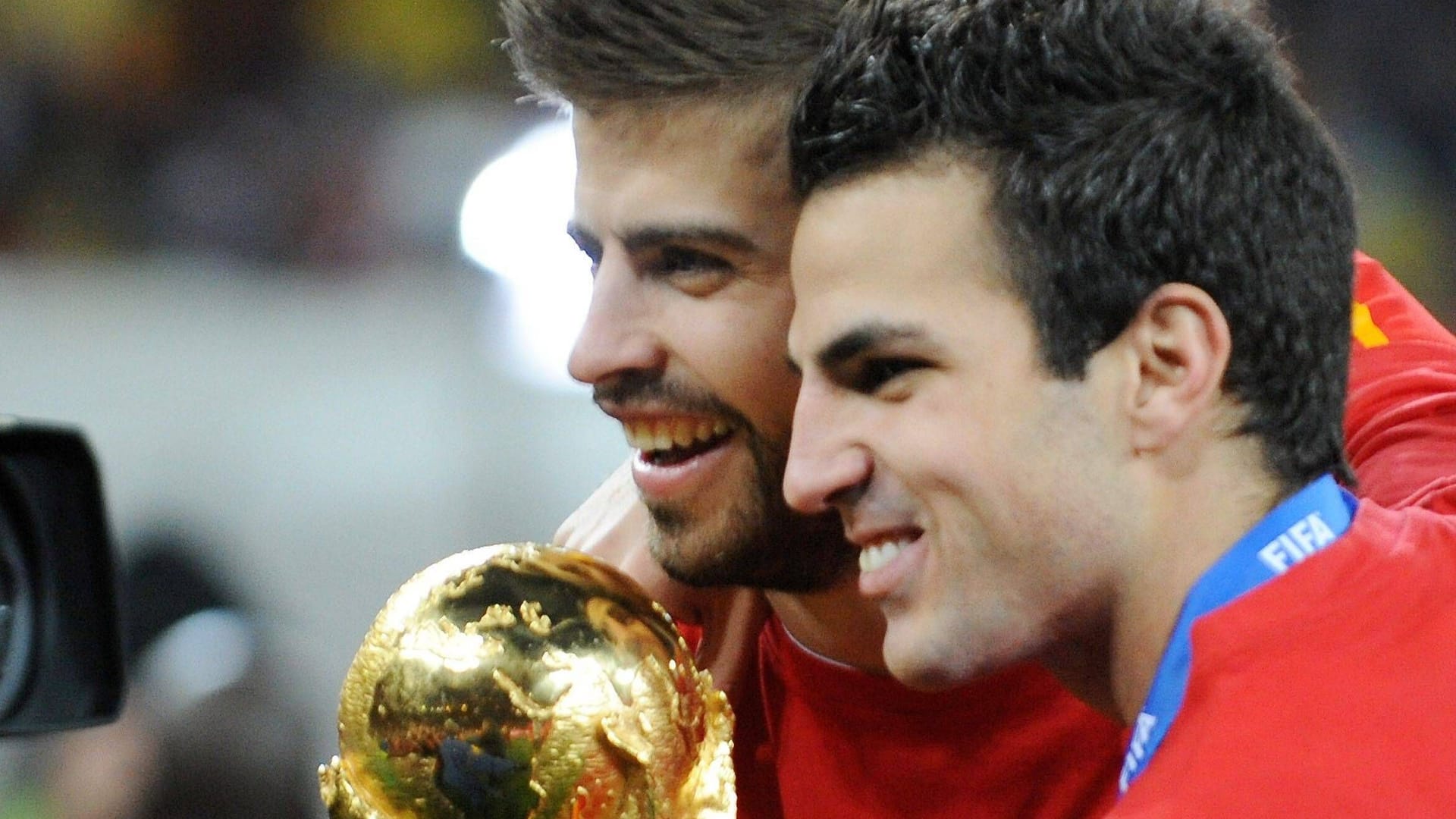 Gerard Piqué neben Cesc Fàbregas mit dem WM-Pokal 2010.