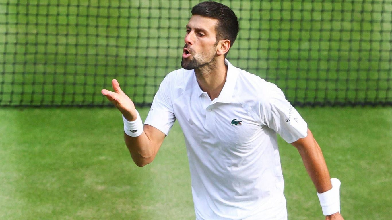 Küsschen für Ehefrau Jelena: Novak Djokovic nach einem wichtigen Punkt im 4. Satz.