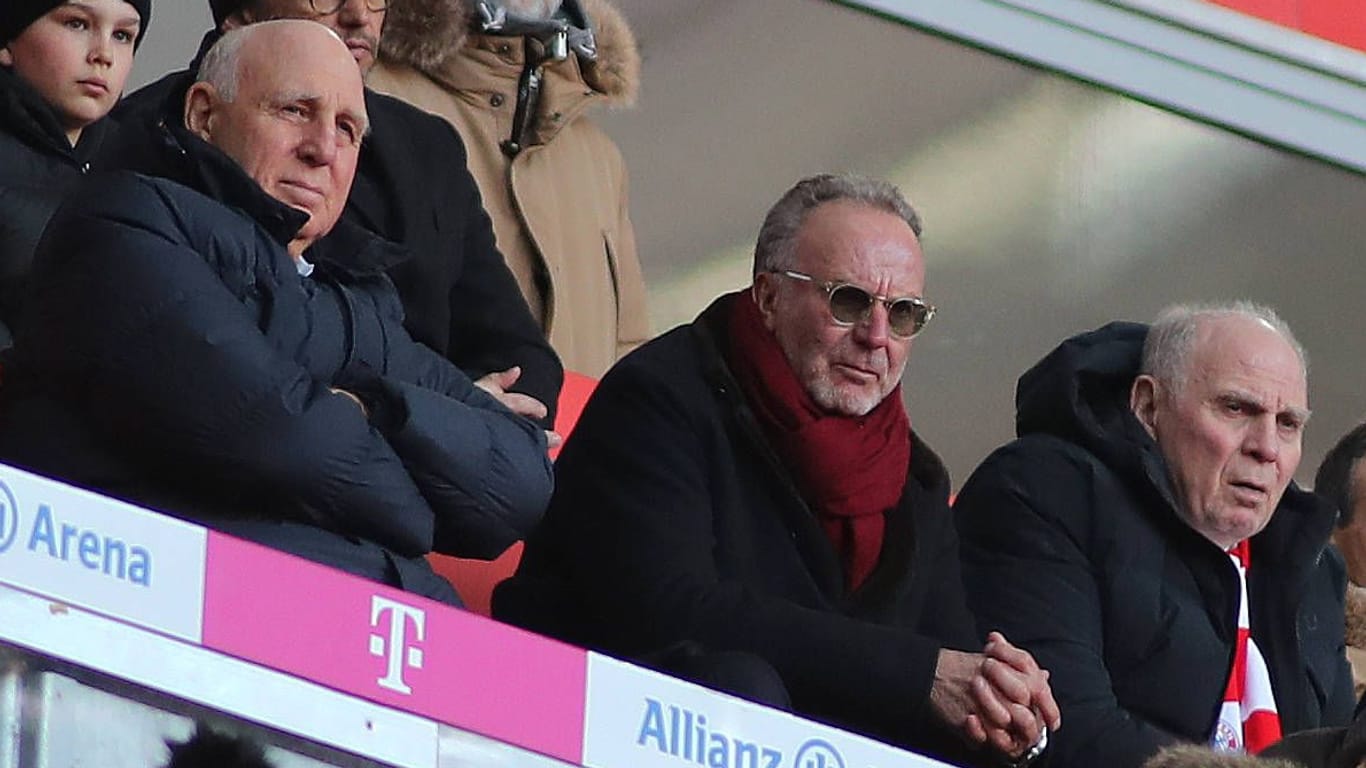 Dieter Hoeneß, hier mit Karl-Heinz Rummenigge und seinem Bruder Uli Hoeneß (v.l.), ist häufig in der Allianz Arena beim FC Bayern zu Gast.