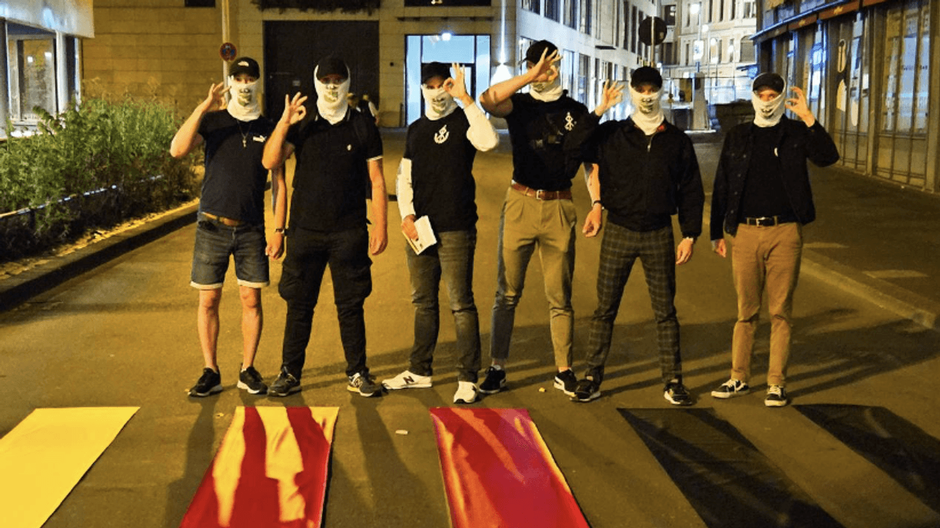 Bonn: Mitglieder der "Revolte Rheinland" posieren am überklebten Regenbogen-Zebrastreifen.