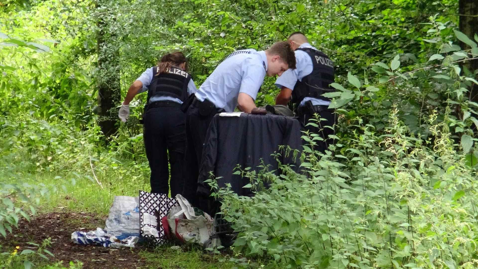 Die Polizei untersucht den Fundort: Wie der Obdachlose gestorben ist, muss jetzt geklärt werden.