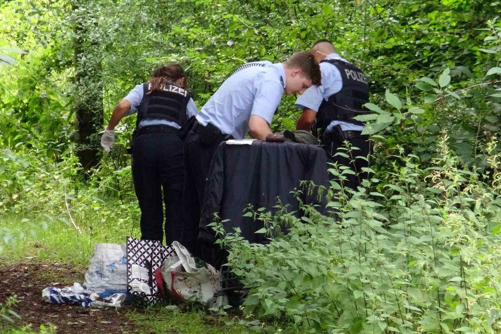 Die Polizei untersucht den Fundort: Wie der Obdachlose gestorben ist, muss jetzt geklärt werden.