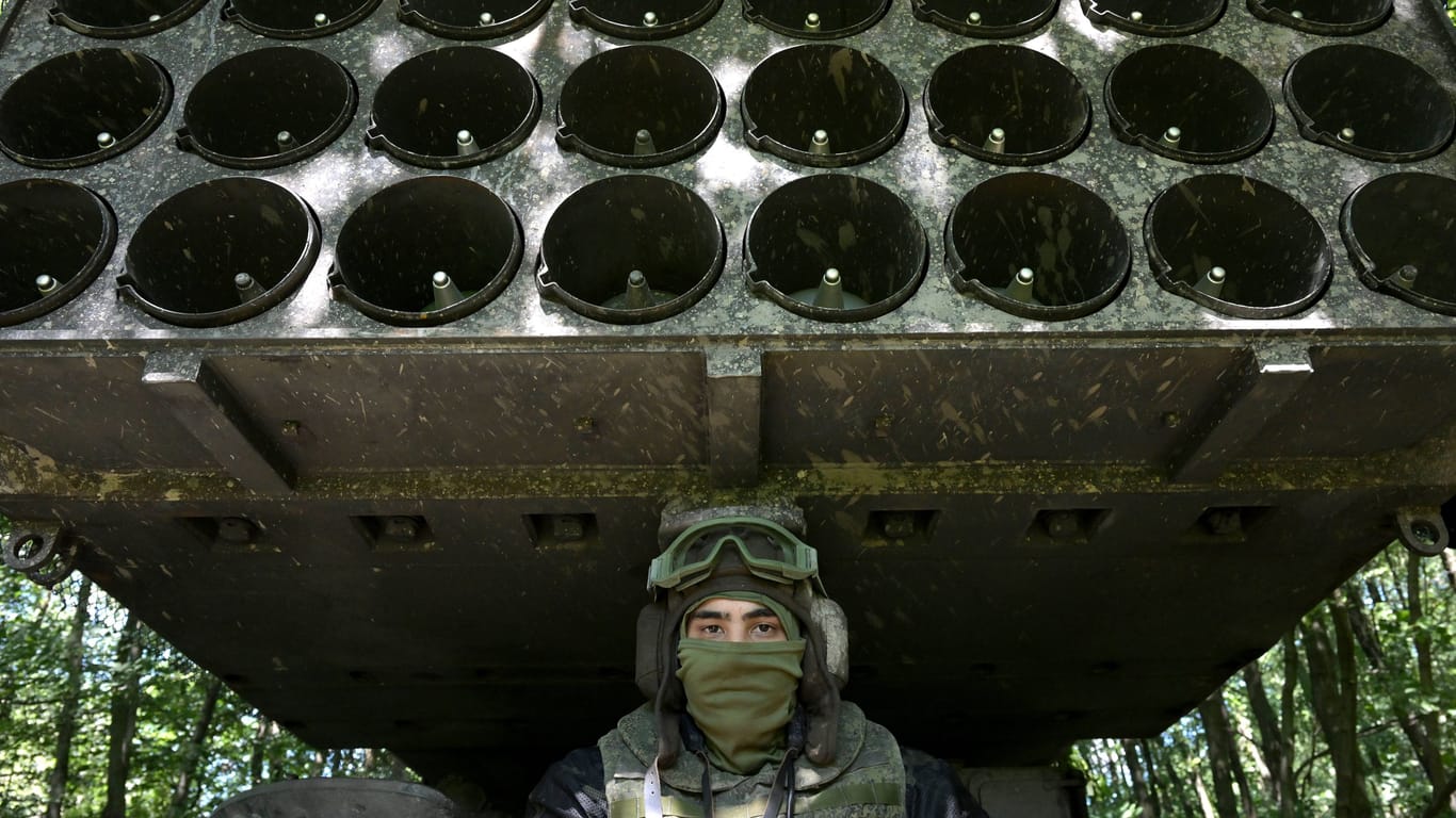 Ein russischer Soldat steht vor einem Solntsepek-Raketenwerfer. Dieser kann die gefürchteten Vakuumbomben abfeuern.