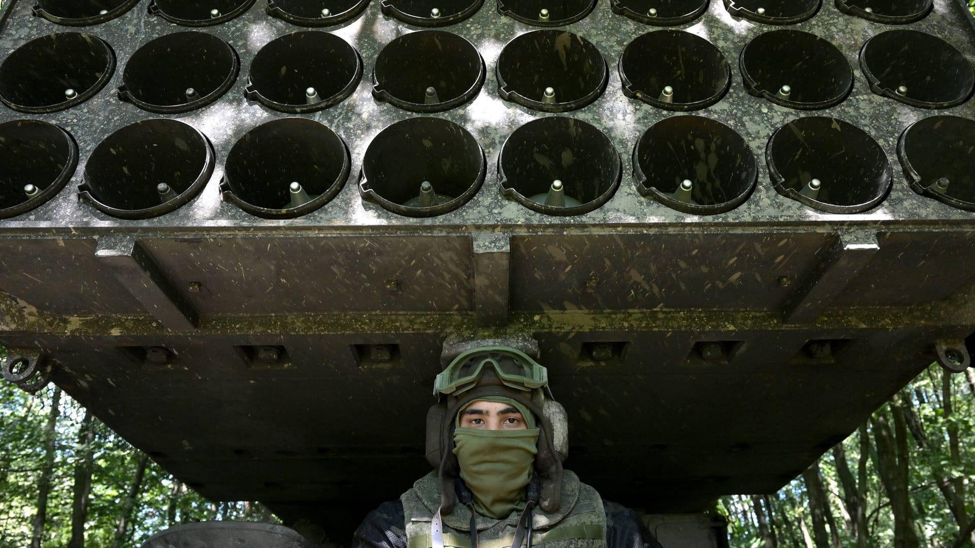 Ein russischer Soldat steht vor einem Solntsepek-Raketenwerfer. Dieser kann die gefürchteten Vakuumbomben abfeuern.