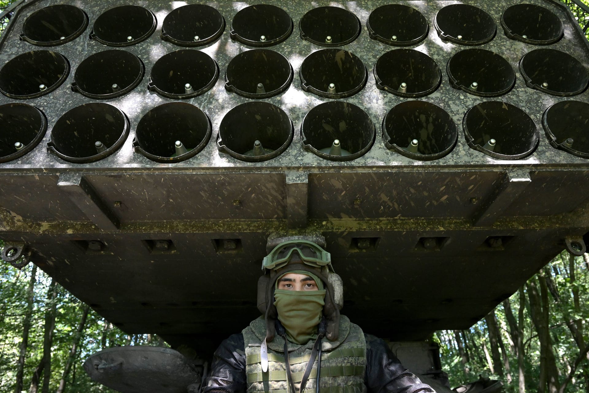 Ein russischer Soldat steht vor einem Solntsepek-Raketenwerfer. Dieser kann die gefürchteten Vakuumbomben abfeuern.