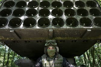 Ein russischer Soldat steht vor einem Solntsepek-Raketenwerfer. Dieser kann die gefürchteten Vakuumbomben abfeuern.