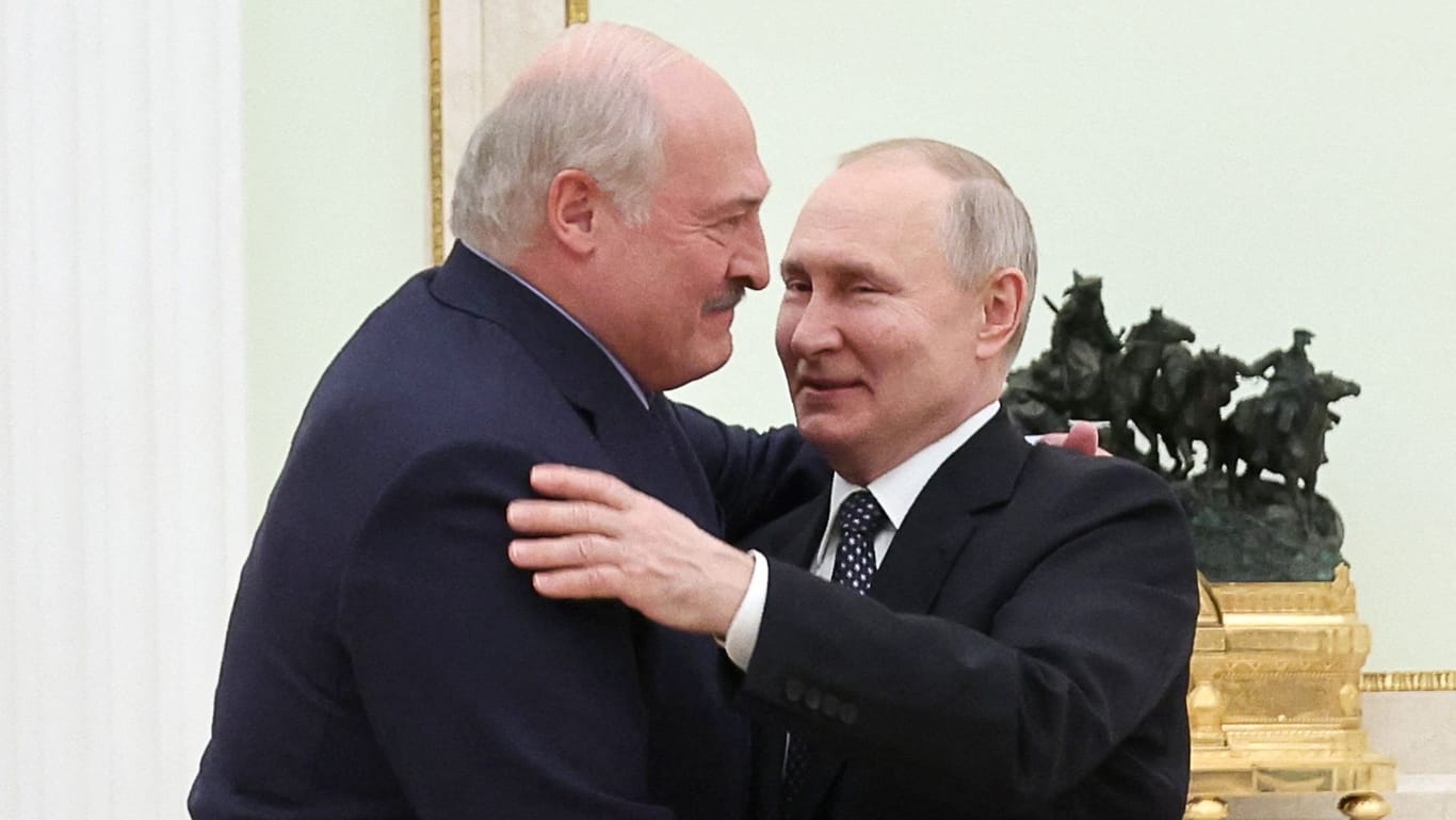 Alexander Lukaschenko, Machthaber von Belarus (l) und Wladimir Putin, Kremlchef (Archivbild): Sie sollen die Verschleppung von Kindern aus der Ukraine gemeinsam geplant haben.