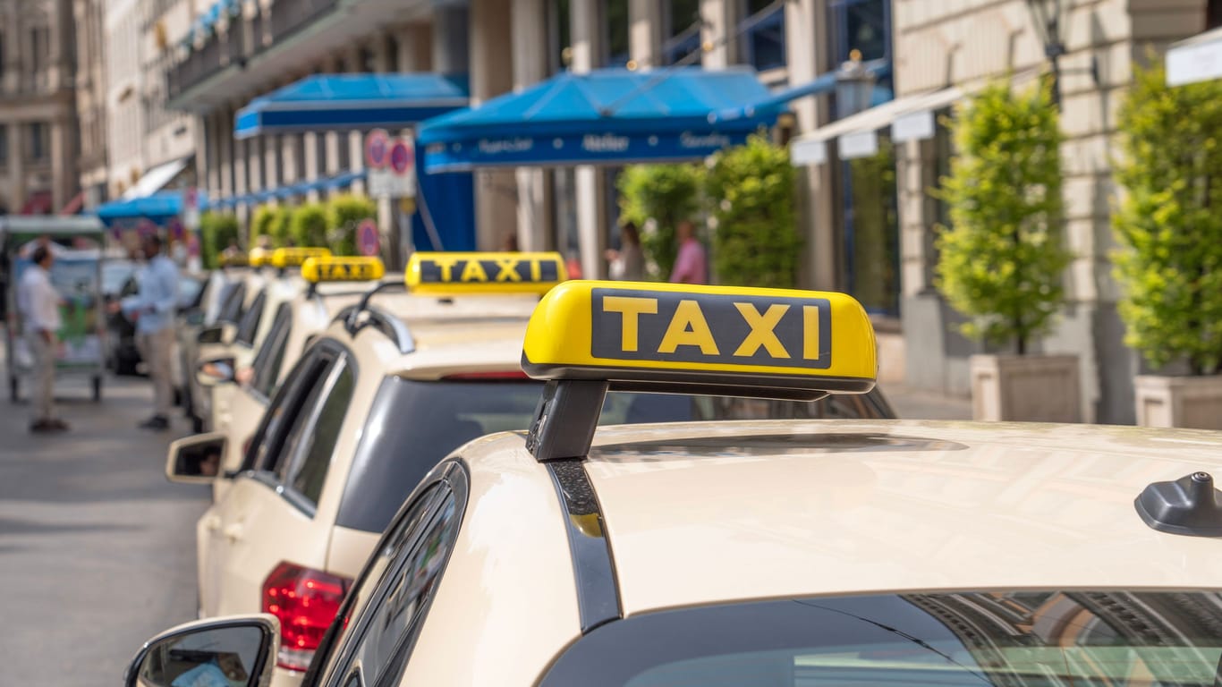Der Taxi-Standplatz am Promenadeplatz in München: Bald sollen Fahrgäste in der bayerischen Landeshauptstadt zwischen zwei Tarifsystemen für den Fahrpreis wählen können.