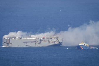 Der Frachter "Fremantle Highway" brennt in der Nordsee vor Ameland: Sinkt das Schiff, ist eine Umweltkatastrophe denkbar.