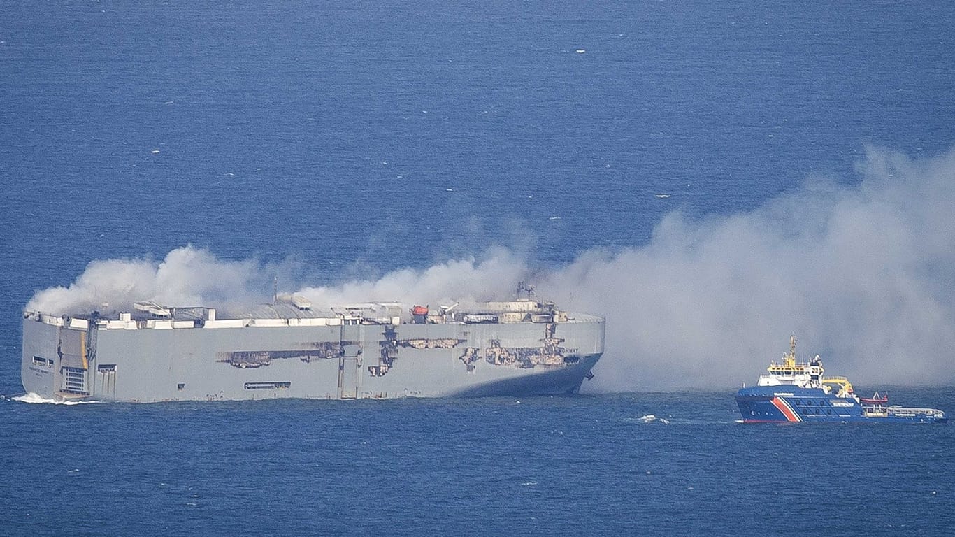 Der Frachter "Fremantle Highway" brennt in der Nordsee vor Ameland: Sinkt das Schiff, ist eine Umweltkatastrophe denkbar.