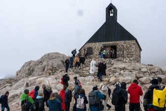 Ökumenisches Requiem für den Zugspitz-Gletscher: "Wir fürchten uns davor, dass unsere Lebensgrundlagen wegschmelzen wie dieser Gletscher", sagte Pfarrerin Uli Wilhelm.