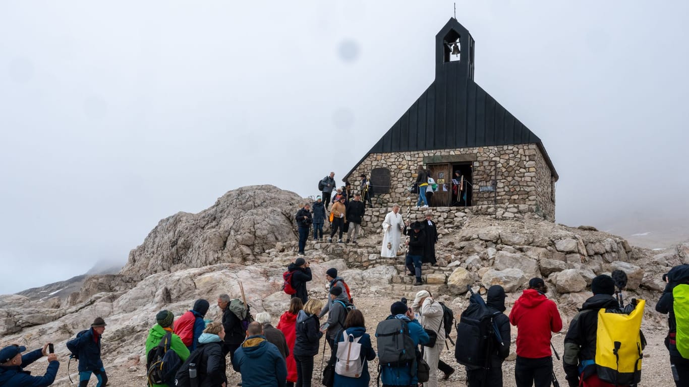Ökumenisches Requiem für den Zugspitz-Gletscher: "Wir fürchten uns davor, dass unsere Lebensgrundlagen wegschmelzen wie dieser Gletscher", sagte Pfarrerin Uli Wilhelm.