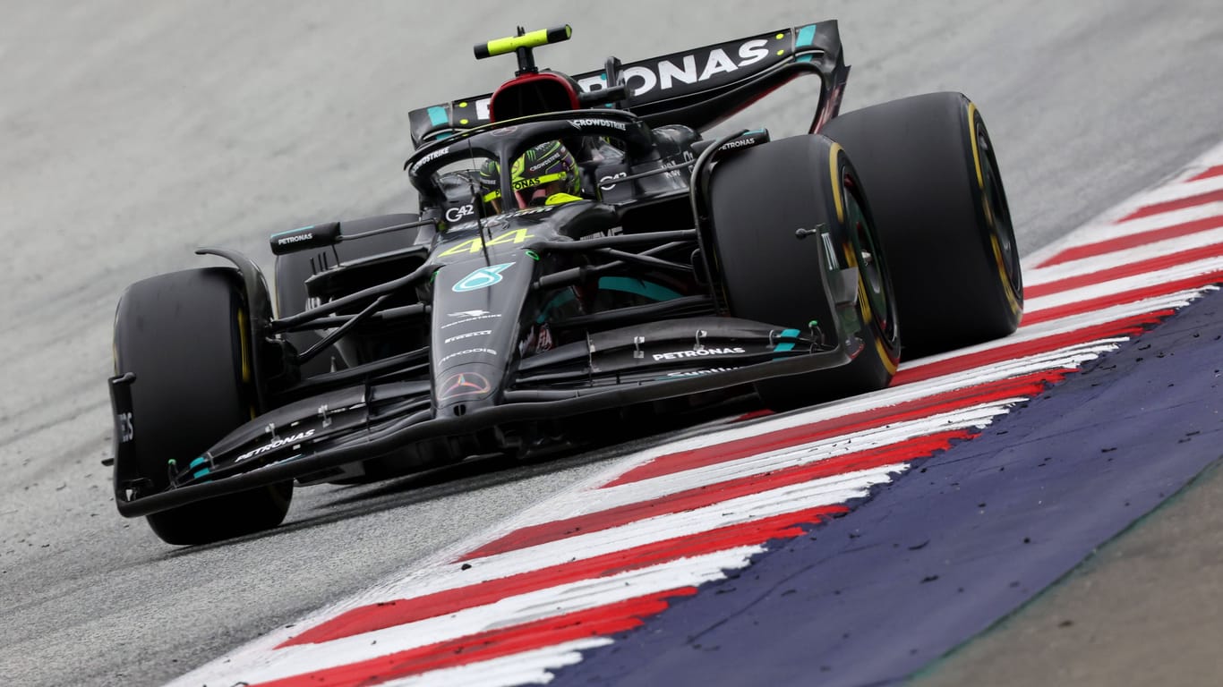 Lewis Hamilton: Der Brite bekam eine zehnsekündige Strafe aufgebrummt, die ihn Platz sieben kostete.