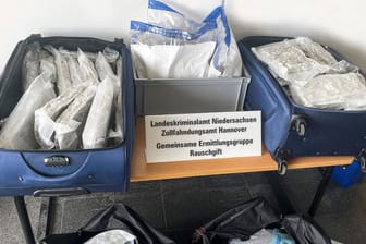 Sichergestellte Drogen: Unter anderem fanden die Ermittler rund 70 Kilo Marihuana in Reisekoffern.
