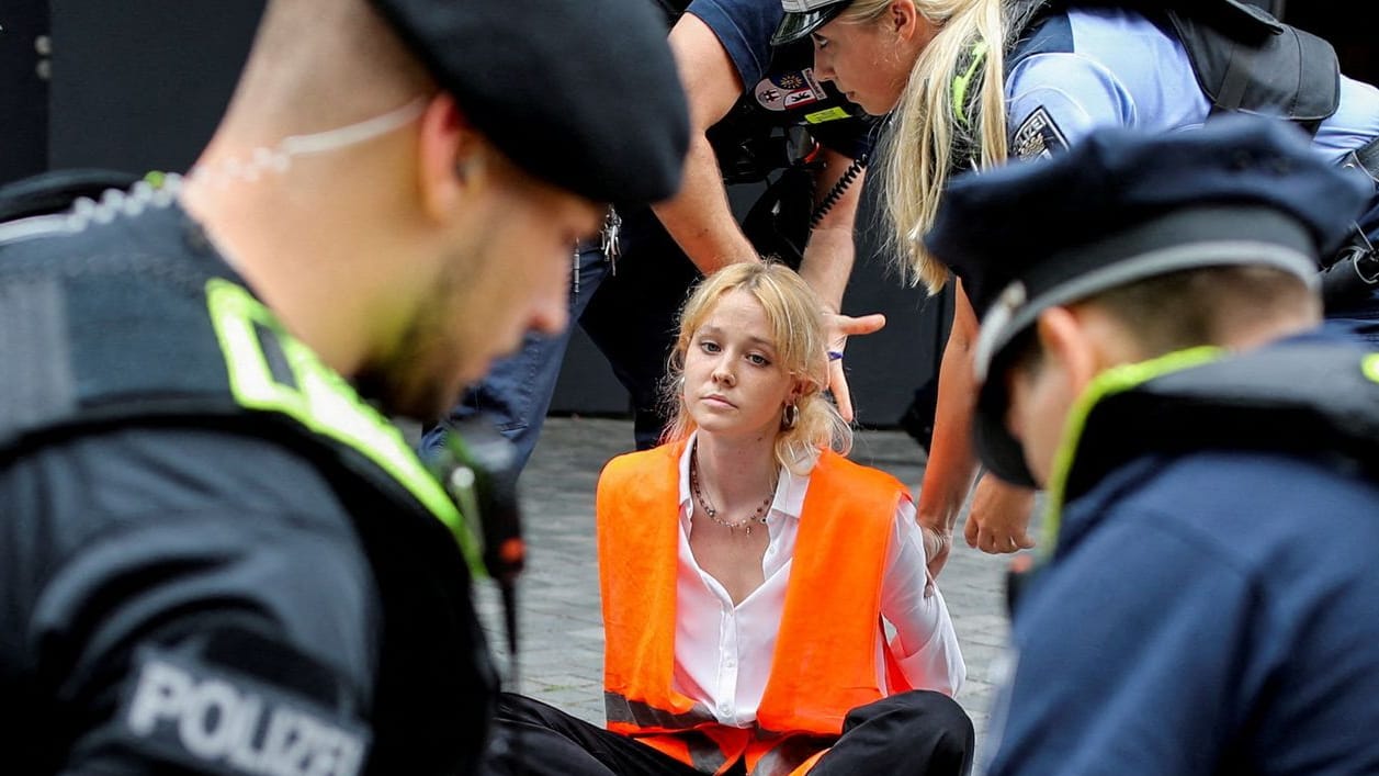 Aktivistin der "Letzten Generation" bei einer Blockade (Archivfoto): Die Bewegung sieht keine Alternative für ihre Proteste.