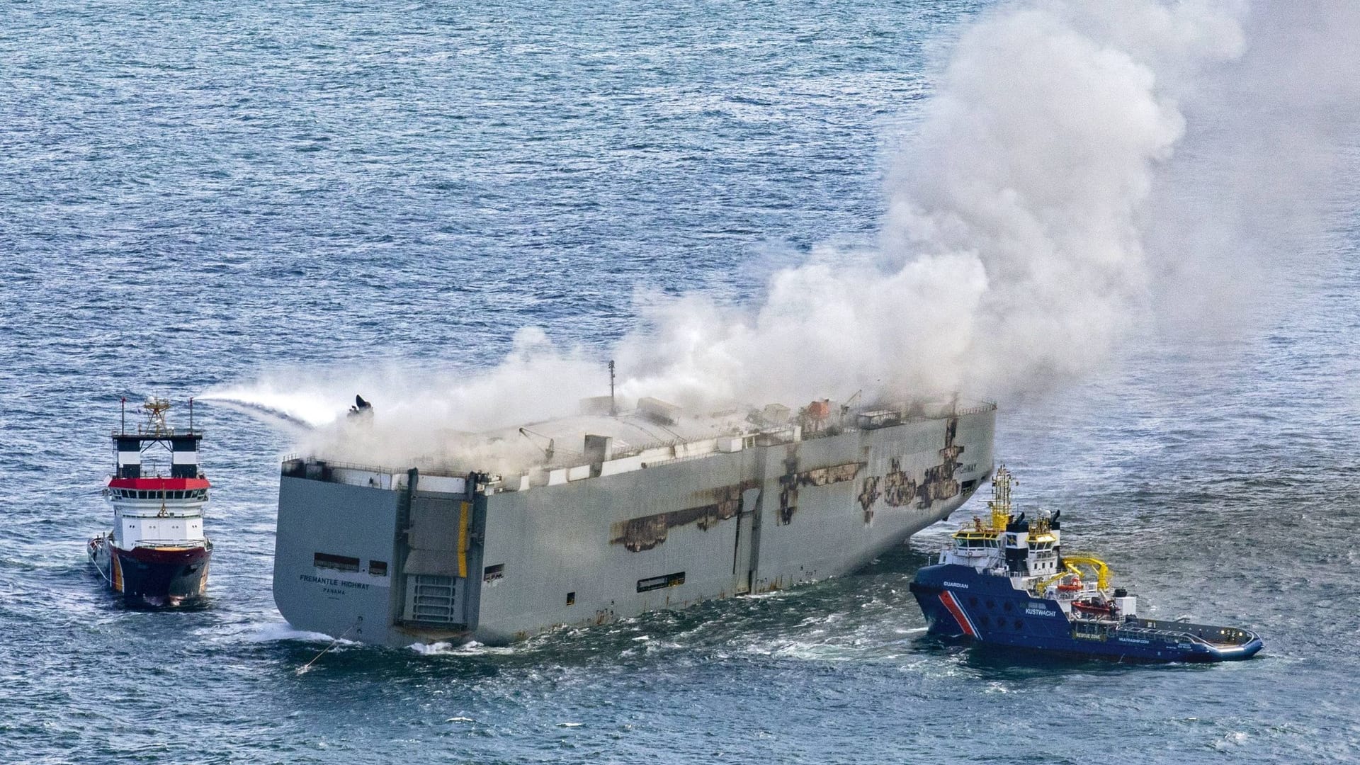 Rauch steigt von der "Fremantle Highway" auf: Auf dem Frachter war in der Nacht zum Mittwoch ein Brand ausgebrochen.