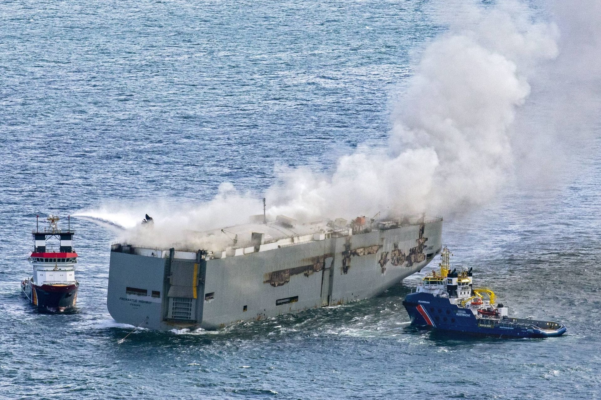 Rauch steigt von der "Fremantle Highway" auf: Auf dem Frachter war in der Nacht zum Mittwoch ein Brand ausgebrochen.