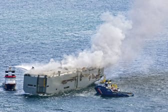 Rauch steigt von der "Fremantle Highway" auf: Auf dem Frachter war in der Nacht zum Mittwoch ein Brand ausgebrochen.