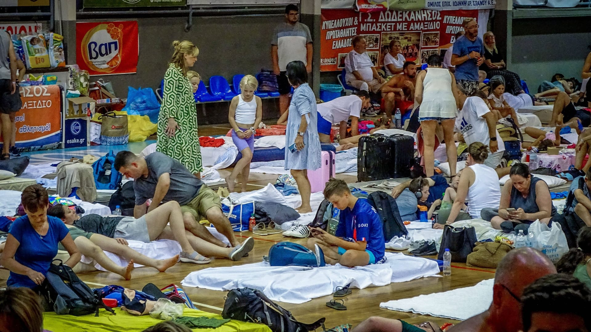 Evakuierte Touristen auf Rhodos: Die Waldbrände halten weiter an.