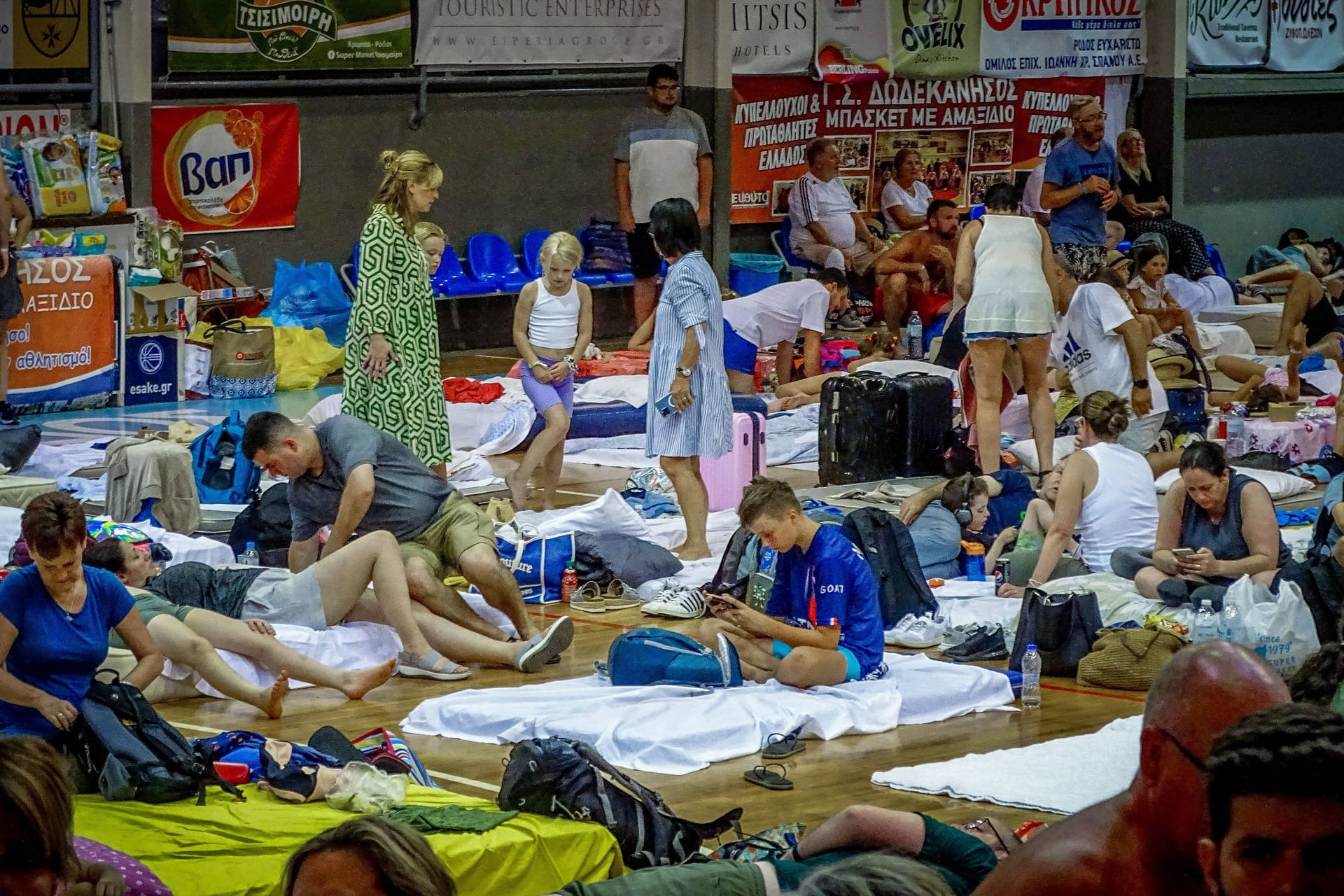 Evakuierte Touristen auf Rhodos: Die Waldbrände halten weiter an.