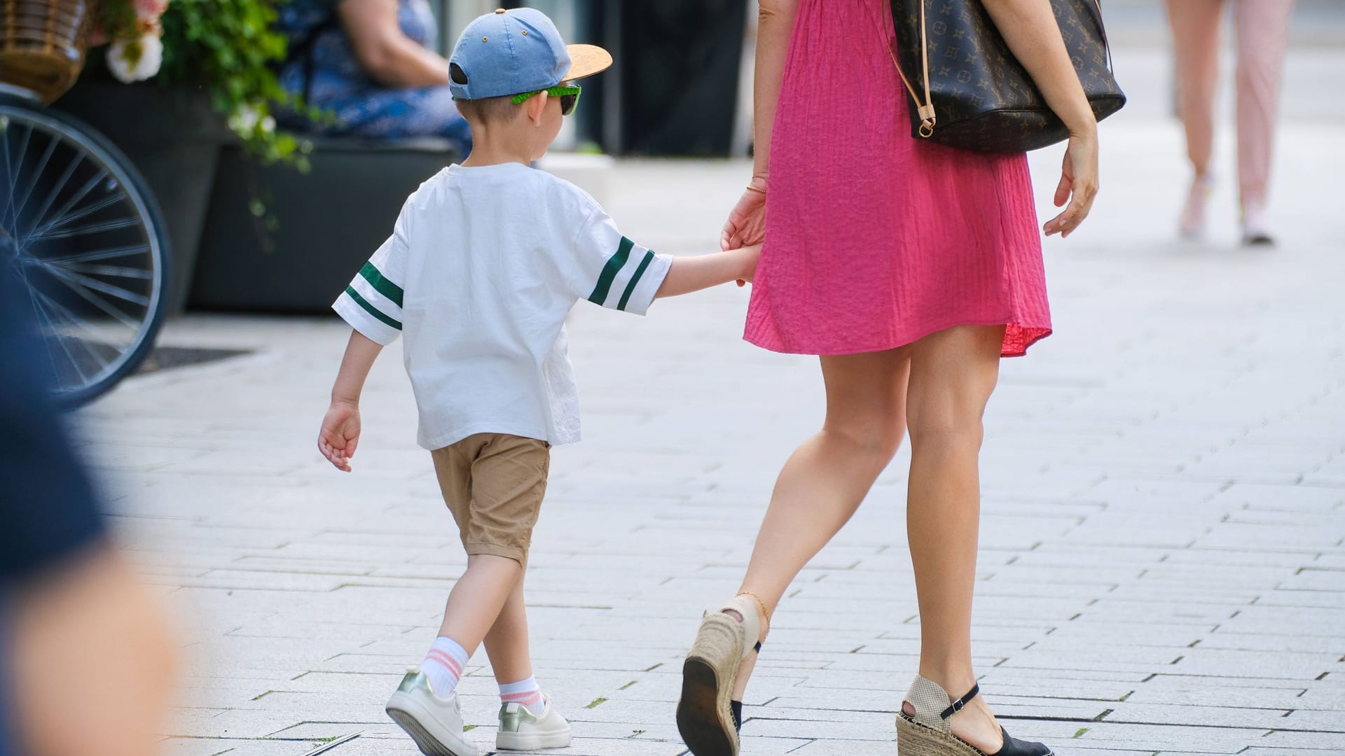 Junge an der Hand seiner Mutter: Viele Deutsche lehnen eine Reform des Ehegattensplittings ab.