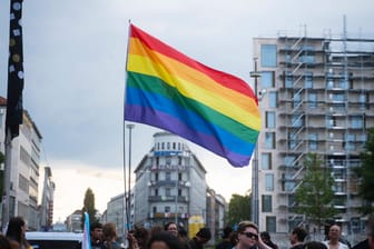 Eine Regenbogenflagge (Symbolbild): In Köln wurde am Freitag eine Flagge verbrannt.
