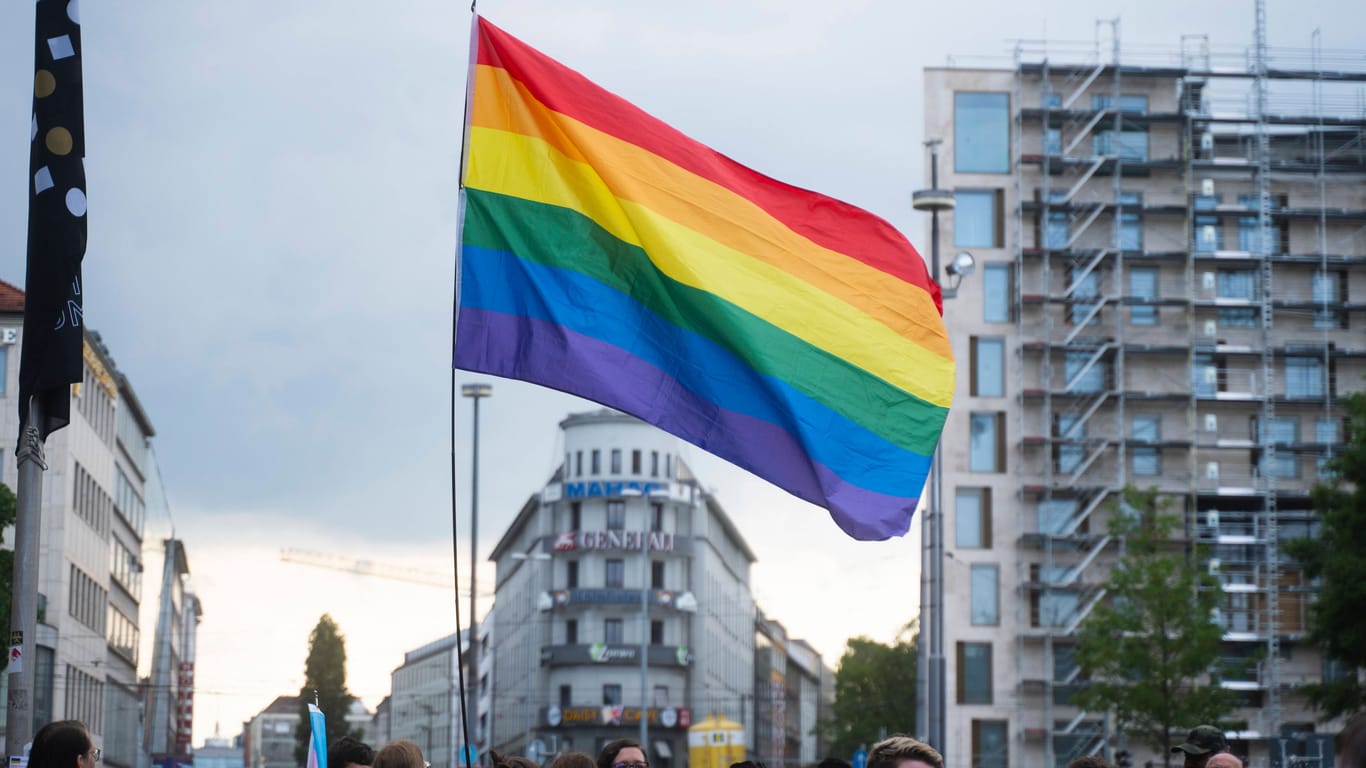 Eine Regenbogenflagge (Symbolbild): In Köln wurde am Freitag eine Flagge verbrannt.