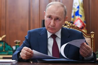 Russlands Präsident Wladimir Putin im Kreml (Archivbild): Dass Russland seit mehr als 500 Tagen einen völkerrechtswidrigen Angriffskrieg gegen die Ukraine führt, ist für die AfD kein ausschlaggebendes Kriterium für ihre Haltung zu Moskau.